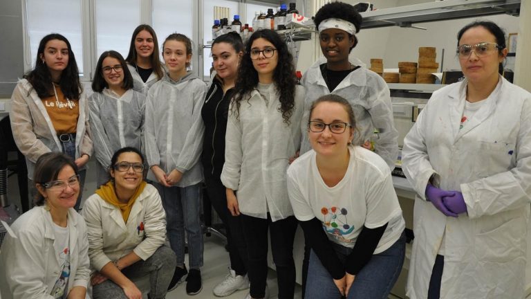 Más de 250 alumnas de Secundaria y Bachillerato participan en talleres de ciencia y tecnología impartidos en la UVigo
