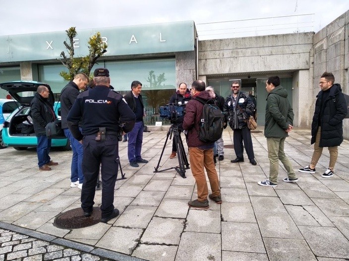 La Policía impide grabar un acto con sindicatos ante el registro de la Xunta dos días después del adelanto electoral