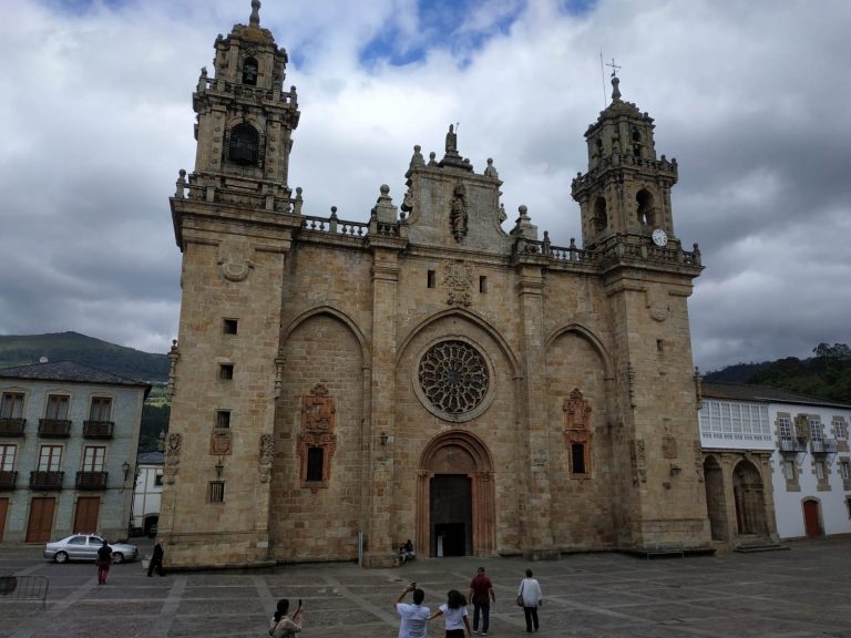 Sancionados con hasta 900 euros siete jóvenes por orinar en vía pública, tres de ellos en muros de la Catedral de Lugo