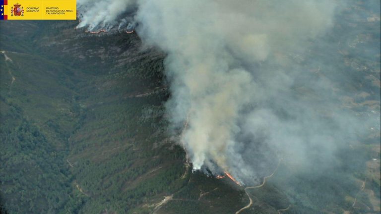 El incendio de Verín  supera las 50 hectáreas y sigue dejando problemas de visibilidad en la A-52