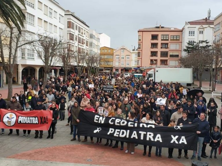 Un millar de personas se manifiestan en Cedeira para reclamar la restitución del servicio pediátrico en la localidad
