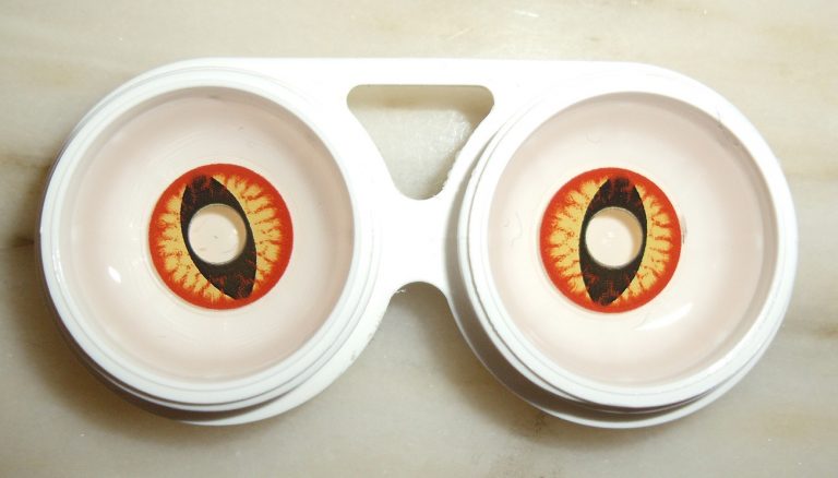 Los ópticos gallegos aconsejan colocarse las lentes de fantasía antes del maquillaje para evitar residuos en los ojos