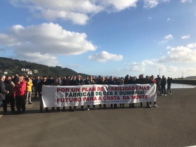 Trabajadores de Ferroatlántica de Cee y Dumbría se concentran en demanda de un «plan de viabilidad»