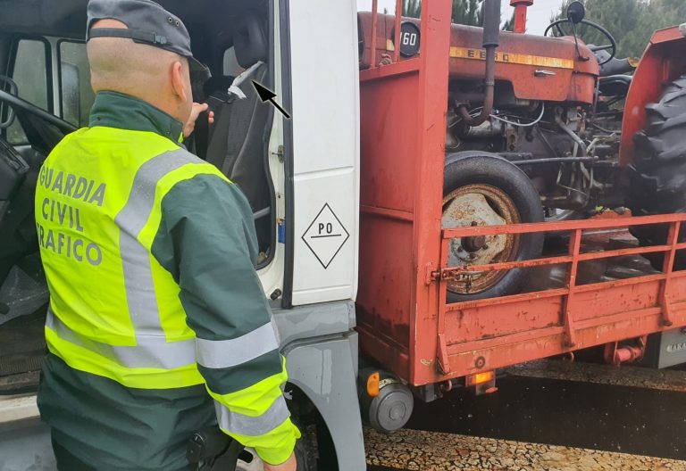 Interceptado un camionero con el cinturón de seguridad atado con una bolsa de plástico en Vilagarcía (Pontevedra)