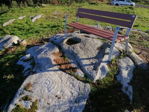 Instalan un banco sobre unos petroglifos en el Monte San Lois de Noia, «los primeros conocidos» en el municipio