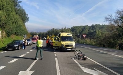 Herido de gravedad un ciclista de 61 años en un accidente con una furgoneta en Valga (Pontevedra)