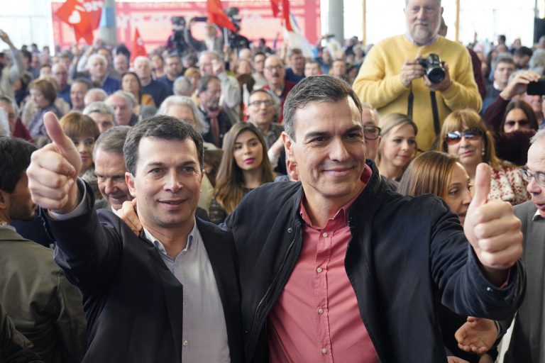 Sánchez pide para Galicia un presidente que dé la cara como Caballero frente a un Feijóo que «esconde sus siglas»