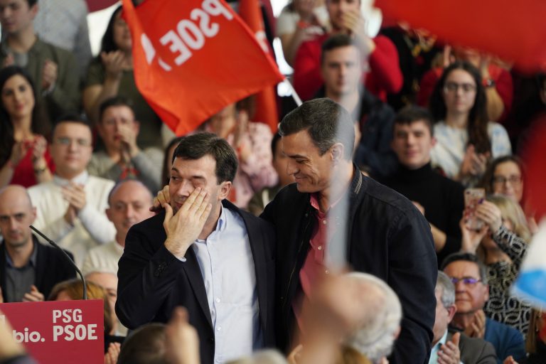Sánchez desembarca en Galicia para empujar la candidatura de G. Caballero: «La hora del cambio ha llegado»