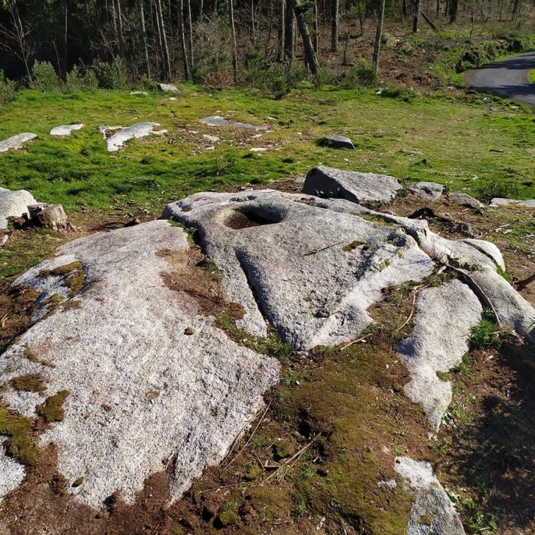 Retiran el banco instalado sobre el petroglifo hallado en el Monte San Lois de Noia