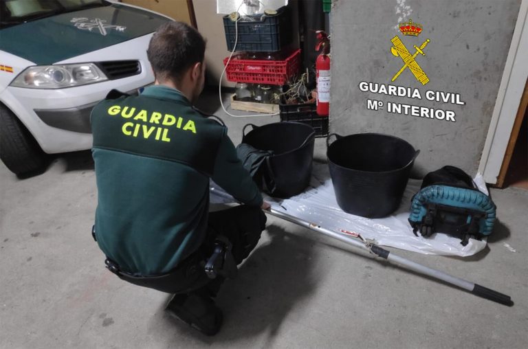 Pesca.- La Guardia Civil intercepta en la playa de Beluso (Pontevedra) a un furtivo con 15 kilos de sepia