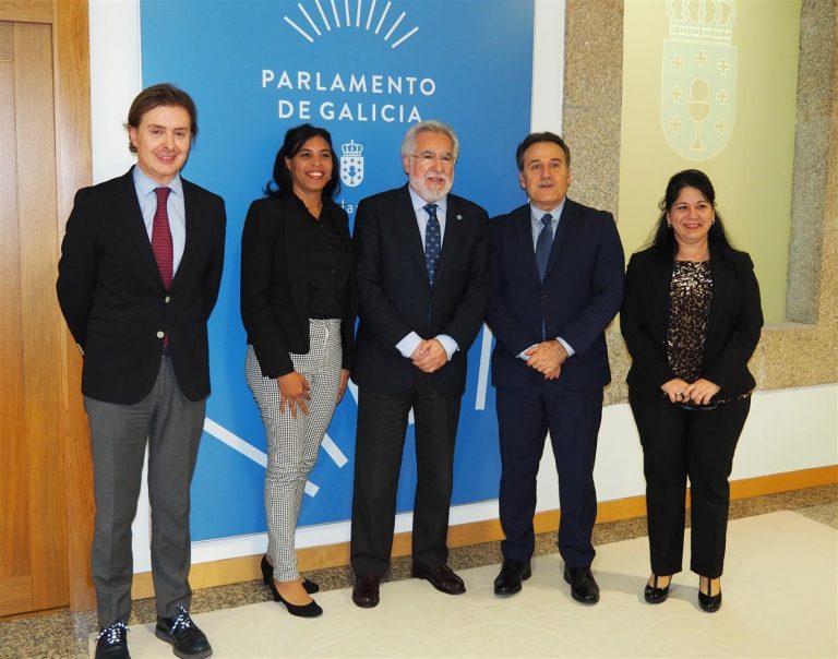 El embajador de Cuba visita el Parlamento de Galicia
