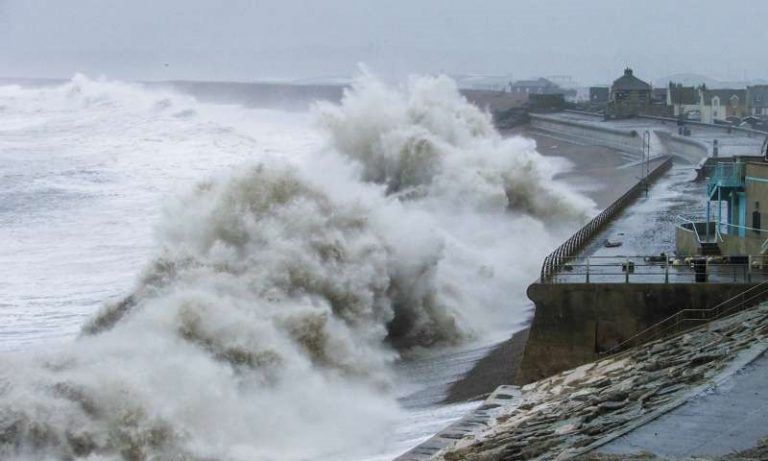 Cinco provincias, entre ellas A Coruña y Lugo, estarán mañana en riesgo por viento y oleaje