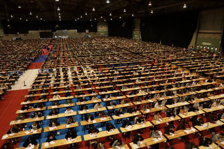 Más de 8.000 aspirantes a técnico en cuidados auxiliares de enfermería participan en las oposiciones del Sergas