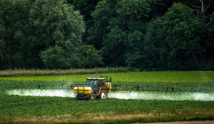 El  glifosato, el agente tóxico que divide a los agricultores y que la UE busca retirar