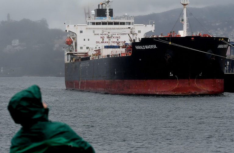 Interceptan a uno de los polizones del petrolero atracado en Vigo tras un intento de huida