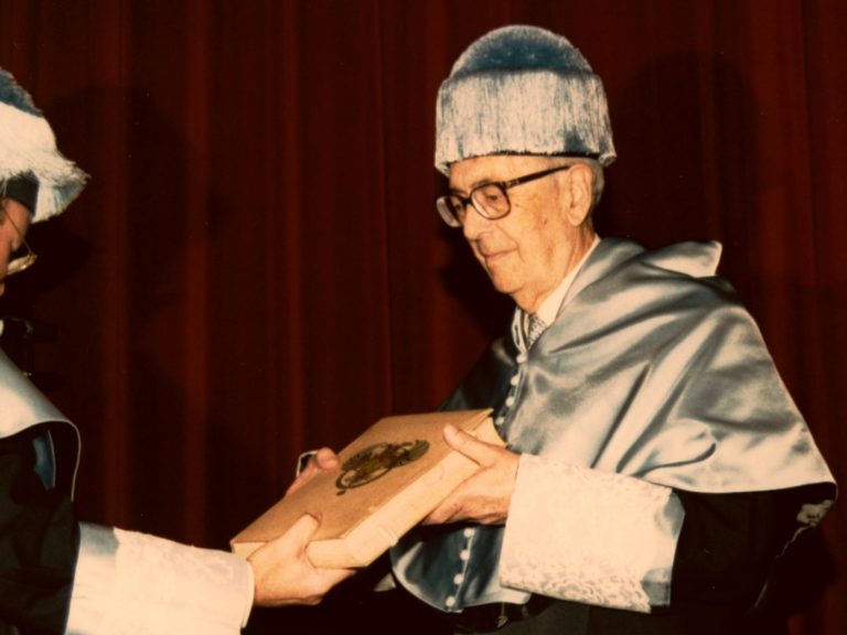 El doctor galleguista García-Sabell cuenta desde este sábado con un busto en su honor en Santiago
