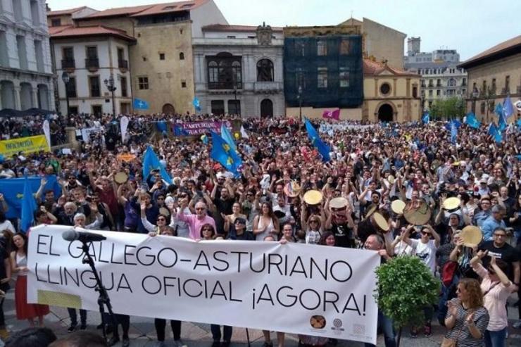 Comienzan una campaña para reclamar a los ayuntamientos el uso de asturiano y de gallego-asturiano