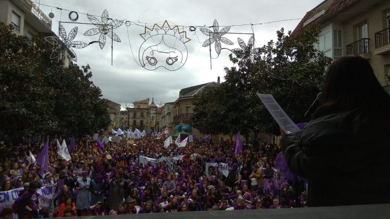 Verín se viste de morado en una multitudinaria manifestación feminista contra «la violencia institucional» de la Xunta