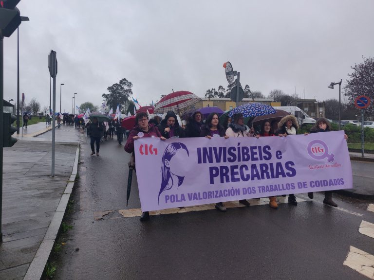Cientos de mujeres denuncian ante la Xunta las «condiciones semiesclavas» de las cuidadoras profesionales