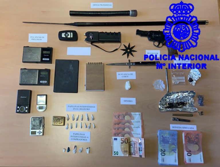 Detenida en Vigo por vender drogas tras encontrarse estupefacientes, billetes falsos y armas en su vivienda