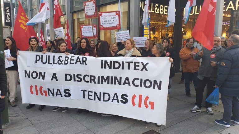 Trabajadoras de Pull&Bear se concentran en A Coruña para exigir más personal y ampliación de jornadas parciales