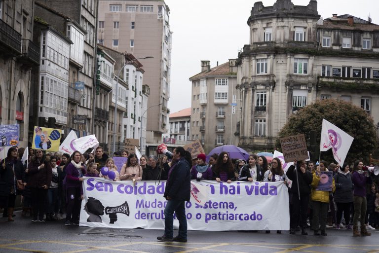 Cientos de mujeres confluyen en el centro de Santiago en una jornada dedicada a «las que tejen la vida cada día»
