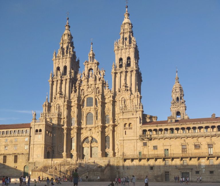 La Catedral de Santiago retira el abrazo al Apóstol y el agua bendita tras sugerencias de los obispos