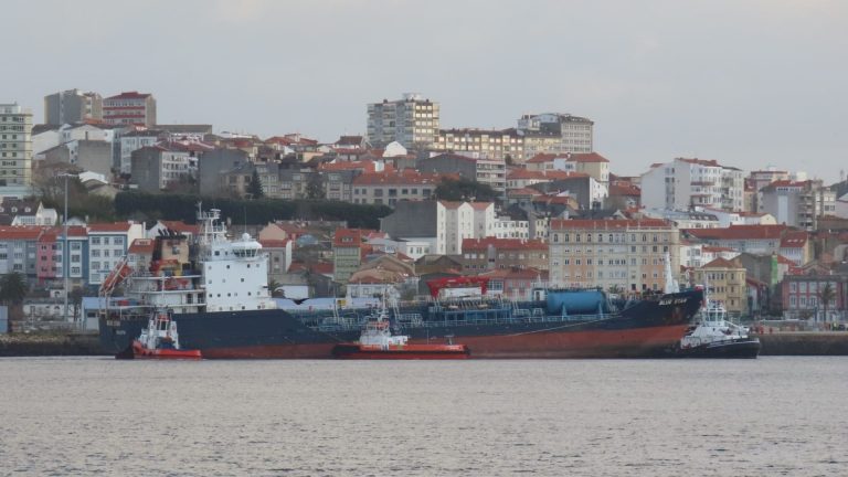 El ‘Blue Star’ abandona definitivamente la ría de Ferrol rumbo a Turquía