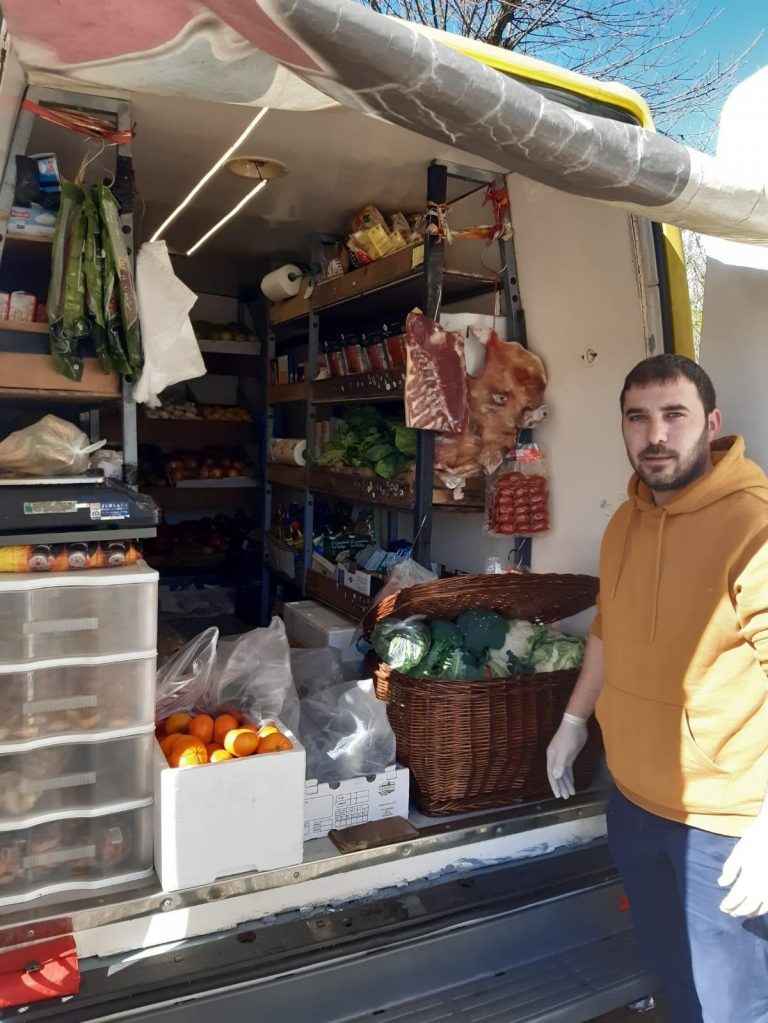 Coronavirus.- Alimentos a domicilio en el rural, el flotador de los mayores: «No voy a trabajar por dinero, hago falta»