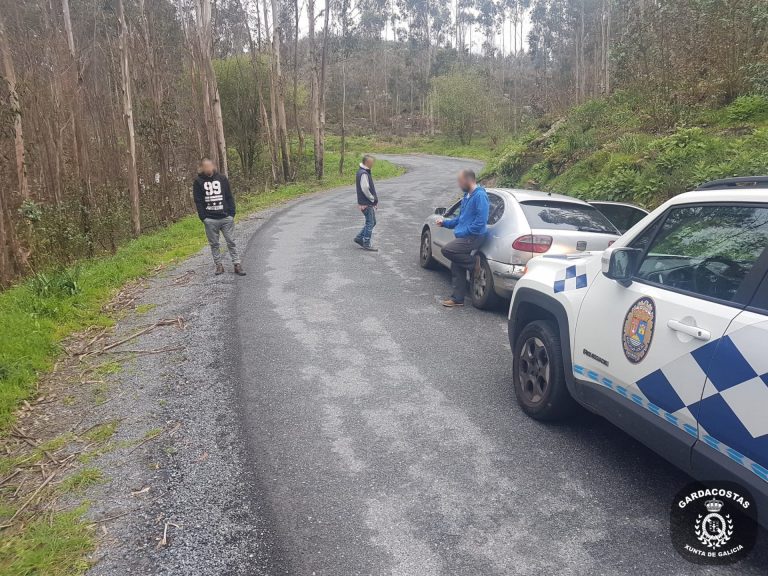 Interceptados cinco kilos de almeja japonesa a tres furtivos en Dodro (A Coruña) este domingo