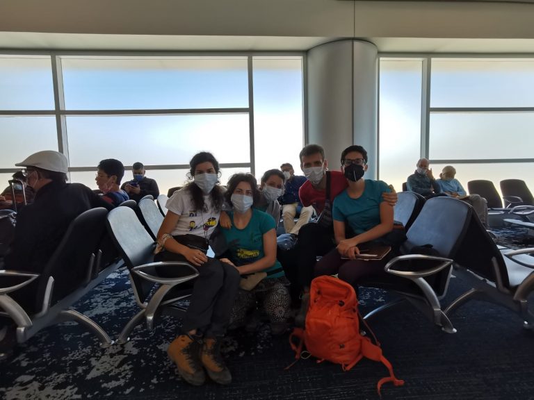 Las tres gallegas atrapadas en Ecuador aterrizan en Madrid tras vivir «una odisea de viaje»