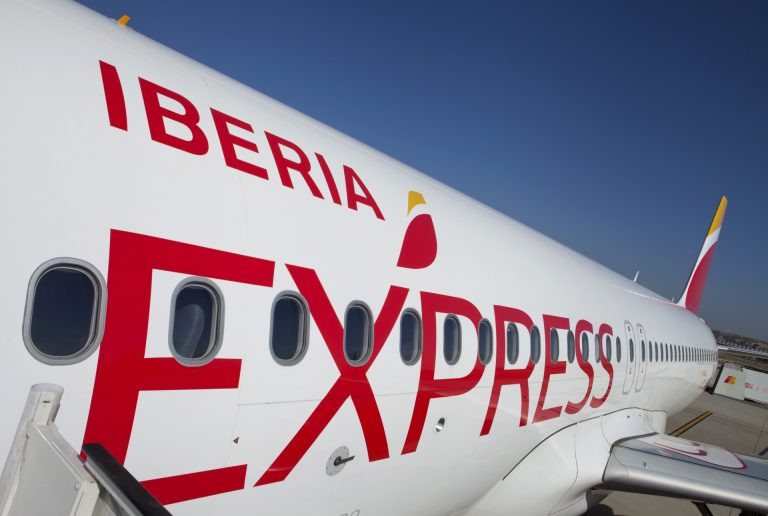Doce pasajeros de un vuelo que llegó a Vigo el sábado procedente de Madrid en aislamiento tras un positivo