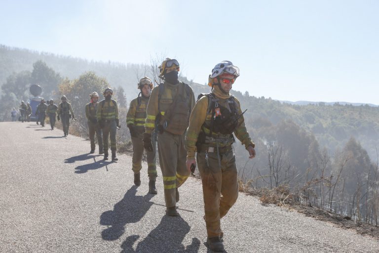 El incendio Situación 2 de Monterrei (Ourense) obliga a desalojar una casa y arrasa ya 200 hectáreas