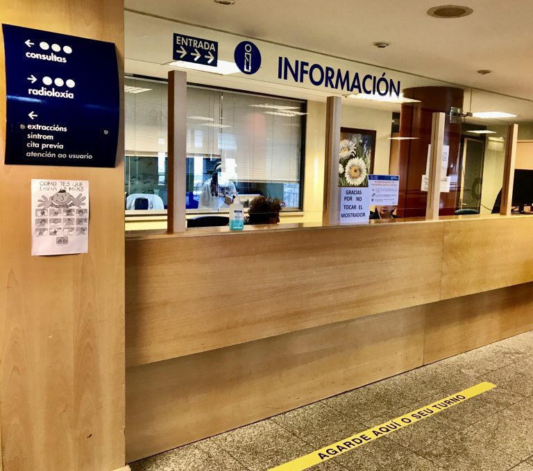 El área sanitaria de Pontevedra instala 116 mamparas de seguridad en 34 centros de salud y tres hospitales