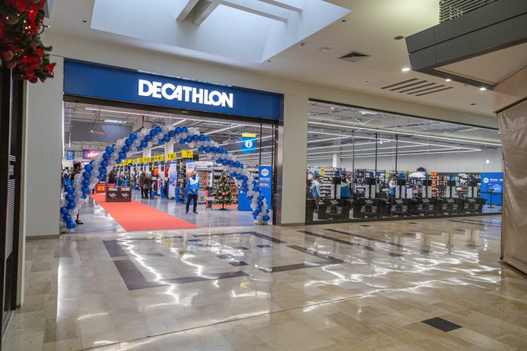 Decathlon, con 11 tiendas en Galicia, presenta un ERTE para el 92% de su plantilla en España