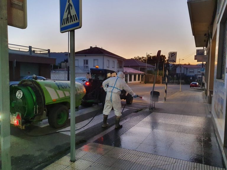 El Ayuntamiento de O Rosal refuerza sus equipos de limpieza para desinfectar calles y el centro de salud