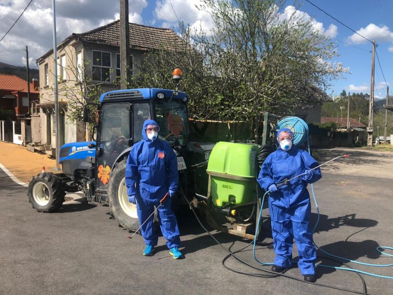 Coronavirus.- Bodegas Marqués de Vizhoja cede un tractor para desinfectar las calles de Arbo (Pontevedra)