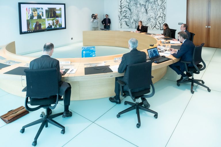 Consello.- Unas 40 empresas se ofrecen para fabricar material sanitario a la Xunta, que compra 7 millones de mascarillas