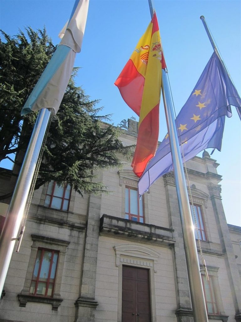 Un retrato de Luis Seoane y dos ejemplares especiales de ‘Miña Matria Galicia’, patrimonio donado al Parlamento en 2019