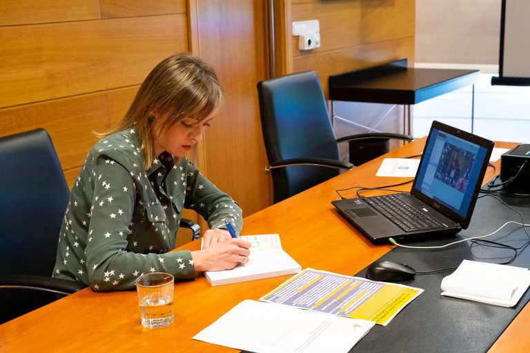 Todos los grupos elevan una consulta a los letrados de la Cámara para ampliar la actividad de la Diputación Permanente