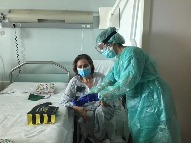 El área sanitaria de Santiago facilita a los pacientes aislados que realicen videollamadas a sus familiares