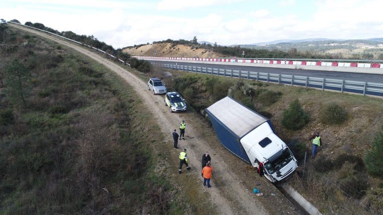 Coronavirus.- Un camión que llevaba a Inglaterra material para hacer mascarillas sufre un accidente en Verín (Ourense)