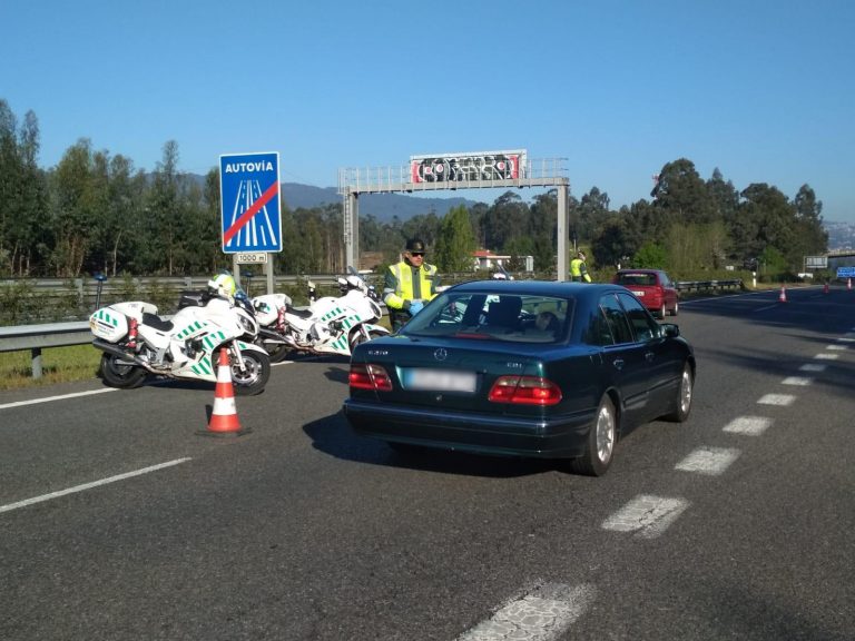 La Guardia Civil intercepta a un vecino de A Cañiza que conducía con el permiso retirado y que dio positivo en drogas