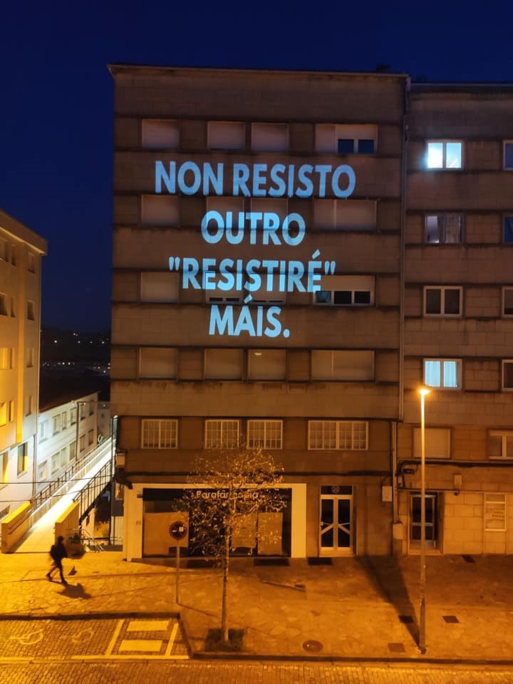 Coronavirus.-Las proyecciones con ‘retranca’ que hacen de un bloque de Santiago el edificio más visto de la cuarentena