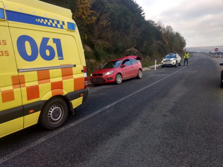 La Guardia Civil asiste en el parto de una bebé que nació en un arcén de la autopista en Xermade (Lugo)