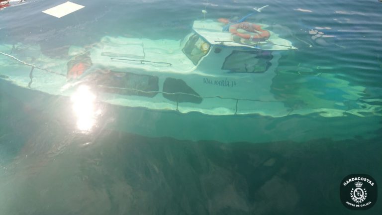 Pesca.- Gardacostas y Portos colaboran en la retirada de dos barcos en los puertos de Muros y Muxía