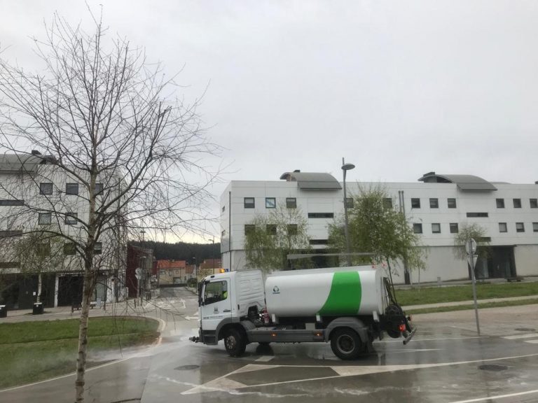 Coronavirus.- Urbaser continuará con el servicio de limpieza en Santiago pese a que su contrato finalizaba en abril