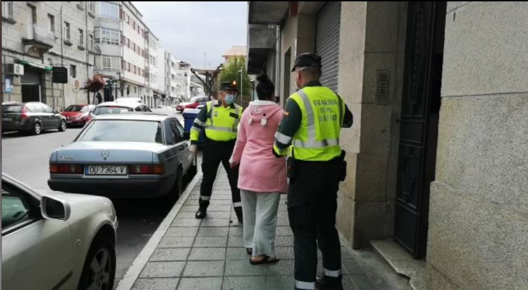 Interceptadas dos jóvenes al ir a comprar tabaco de madrugada en Xinzo, una de ellas buscada en Madrid