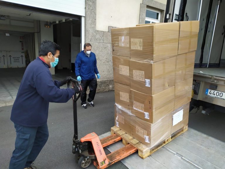 Un cargamento de 602.000 mascarillas llega a Galicia para los trabajadores que usen transporte público