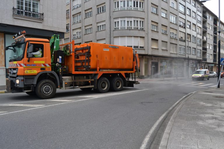 Ferrol utiliza dos máquinas quitanieves para desinfectar las calles de la ciudad